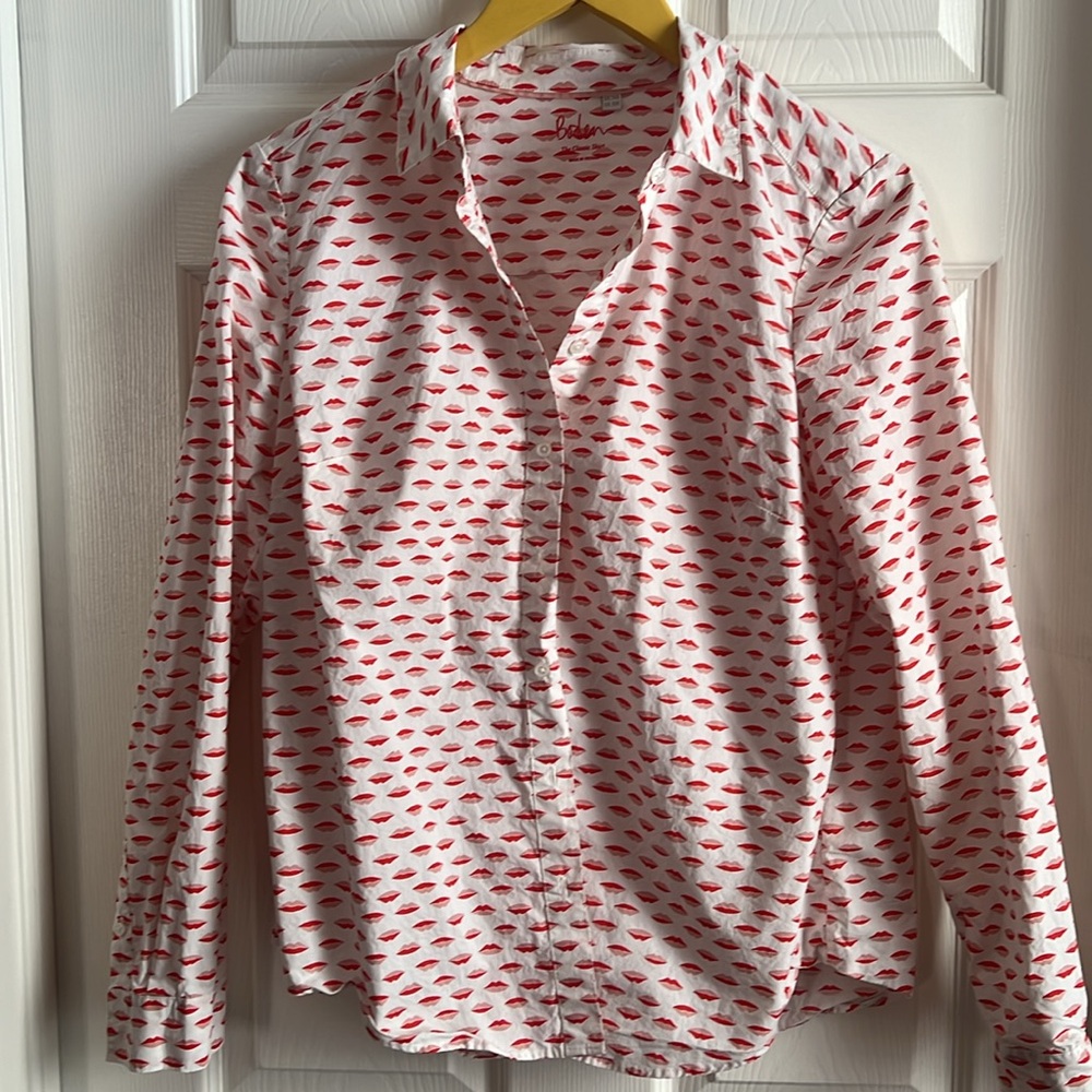 Boden classic women’s shirt, lip print, mint condition, measures 20” pit to pit